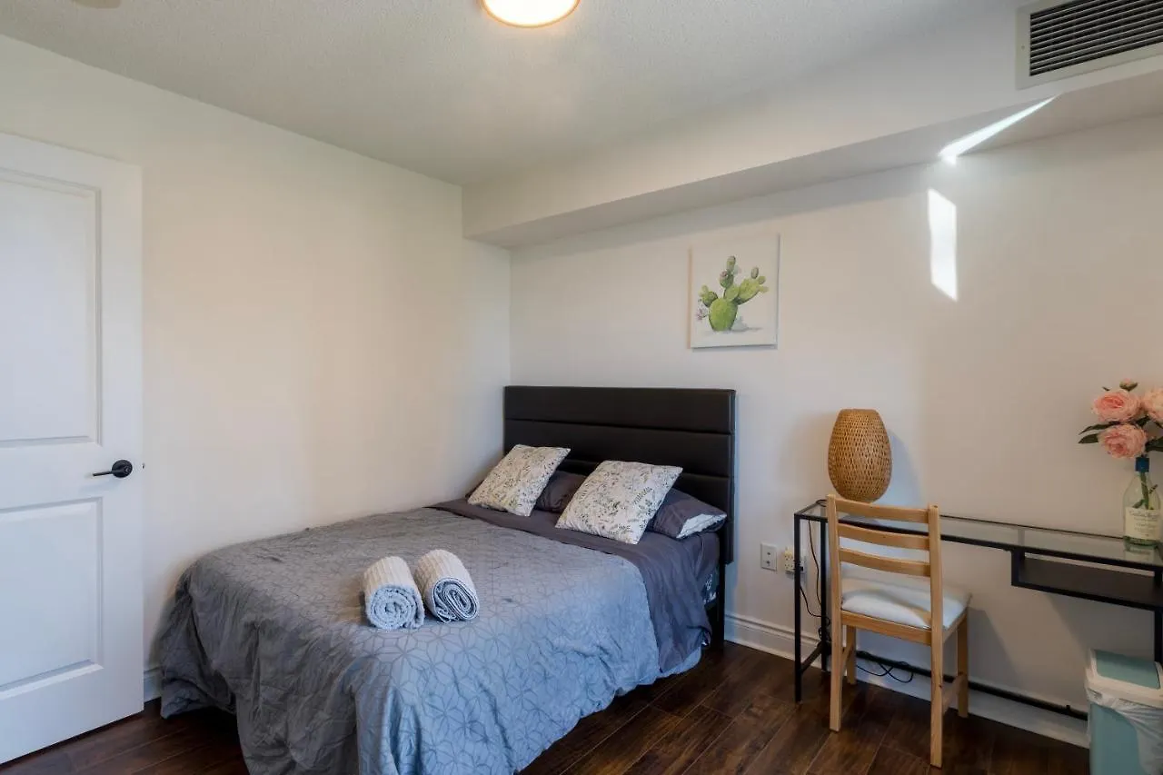 Near Yonge Finch Subway 2Bed 2Bath Condo Free Parking Торонто Апартаменты