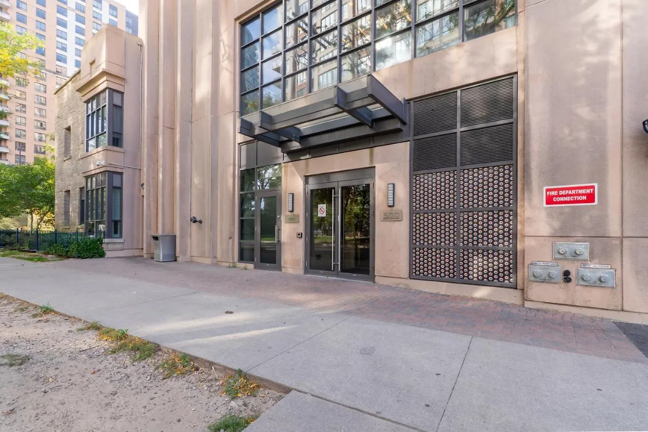 Near Yonge Finch Subway 2Bed 2Bath Condo Free Parking Торонто Апартаменты