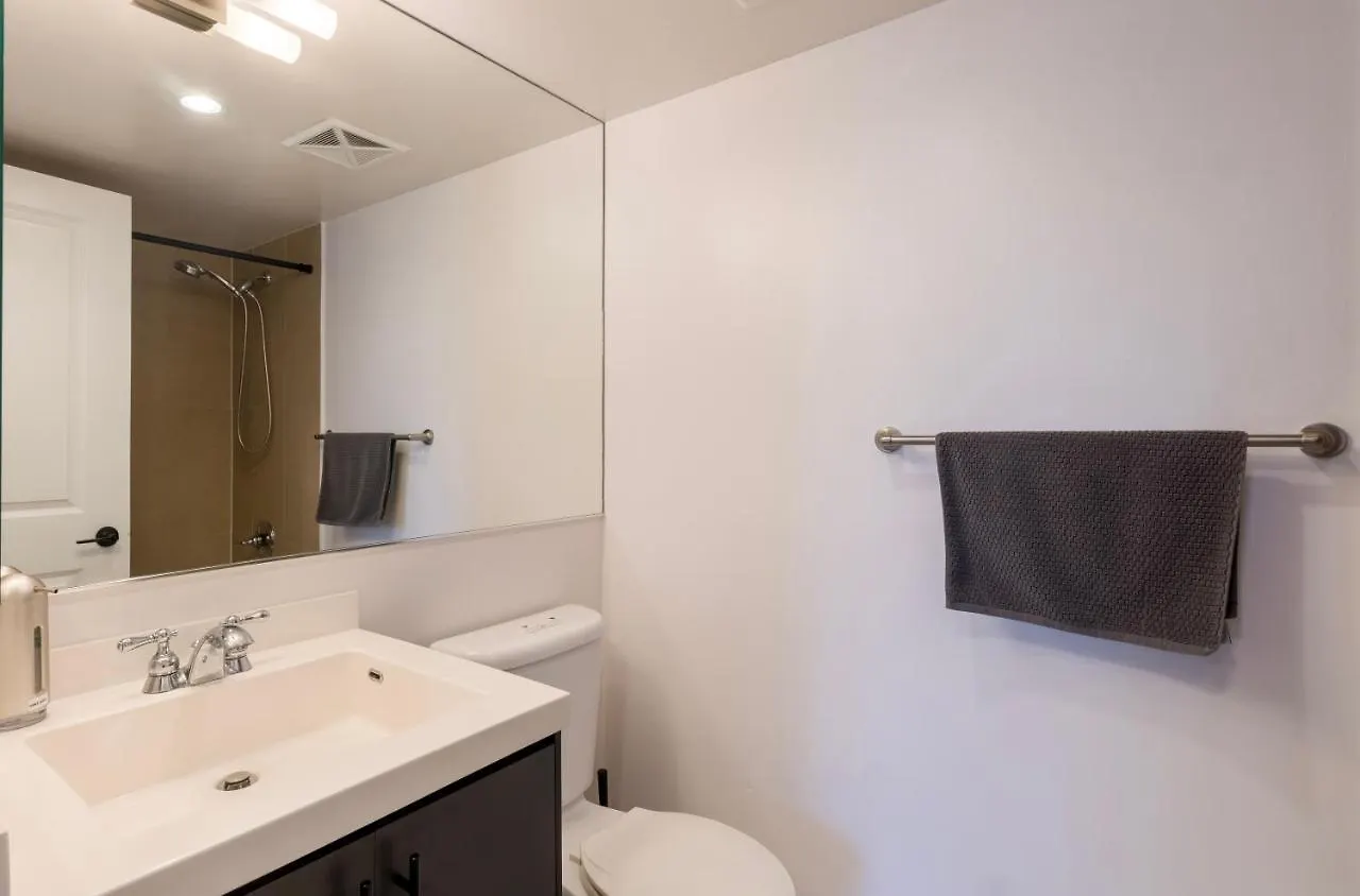 Апартаменты Near Yonge Finch Subway 2Bed 2Bath Condo Free Parking Торонто