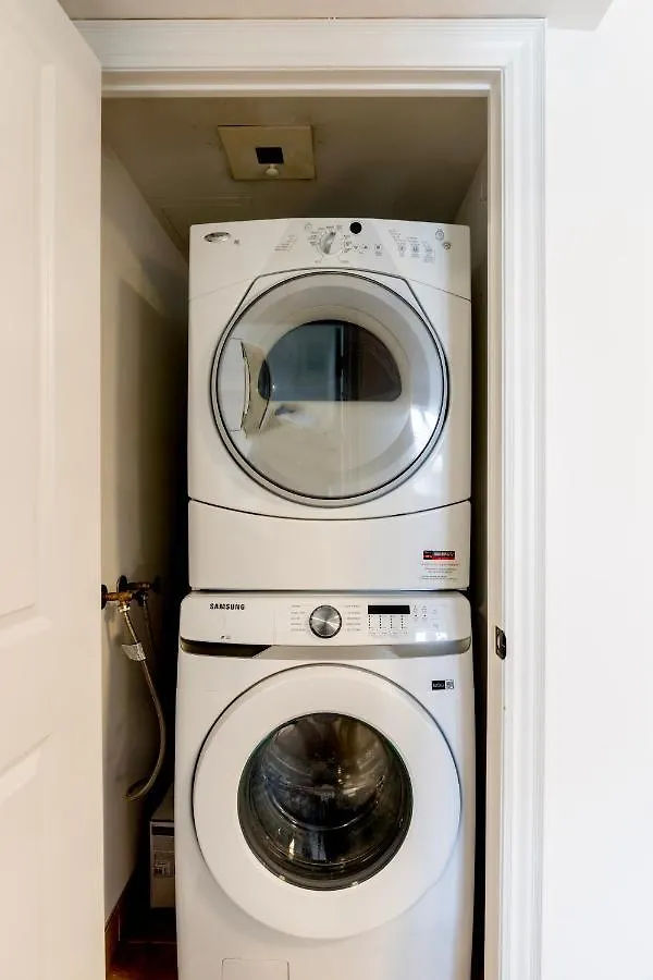 Near Yonge Finch Subway 2Bed 2Bath Condo Free Parking Торонто 0*,  Канада