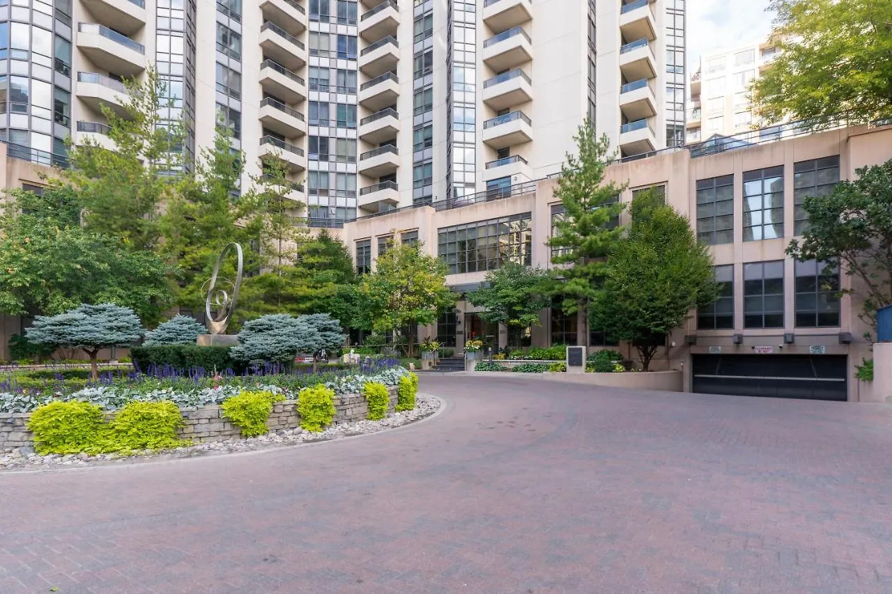Near Yonge Finch Subway 2Bed 2Bath Condo Free Parking Toronto 0*,