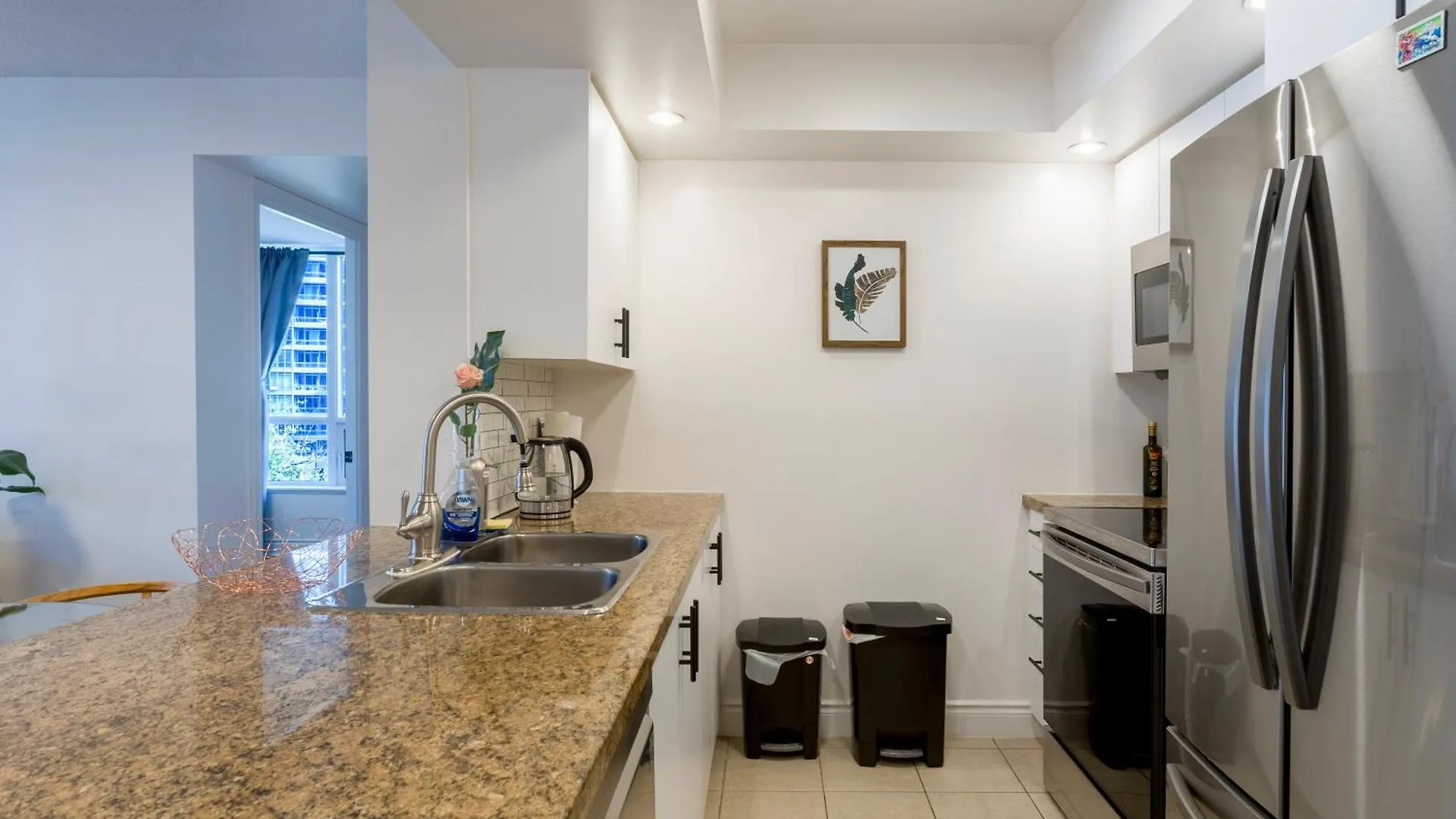 Near Yonge Finch Subway 2Bed 2Bath Condo Free Parking Торонто Апартаменты