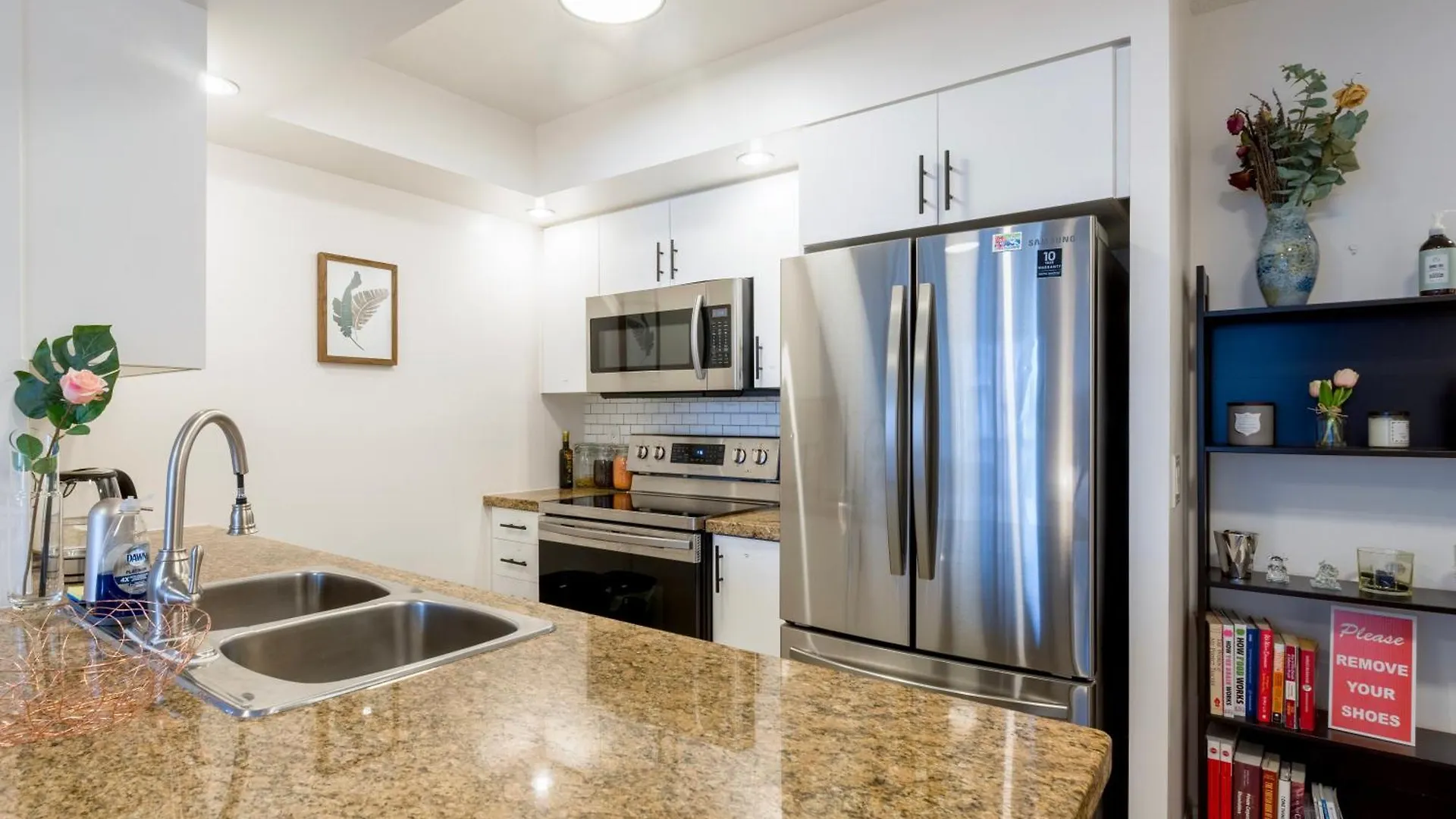 Apartment Near Yonge Finch Subway 2Bed 2Bath Condo Free Parking Toronto